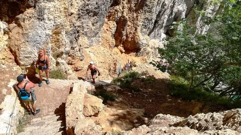Escaleras de acceso al Faro del Caballo en Santoña. R.A.