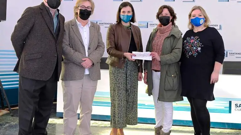 Acto de entrega de la recaudaci&oacute;n de la Gala solidaria.