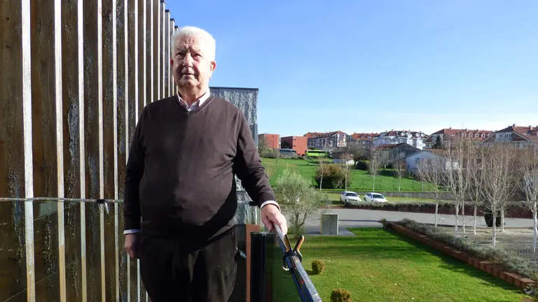 El alcalde de Meruelo, Evaristo Domínguez, en el balcón de la Casa Consistorial. R.A.