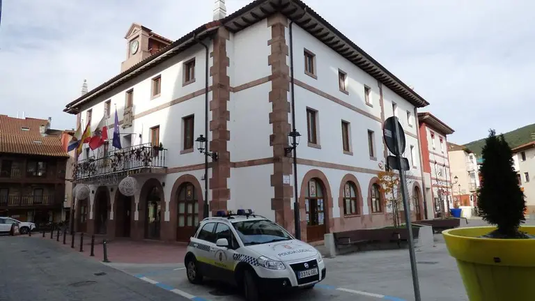 Casa Consistorial de Ampuero. R.A.