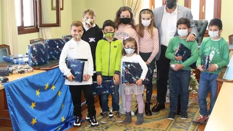 El alcalde de Argo&ntilde;os entreg&oacute; a los ni&ntilde;os los premios de los Concursos y Torneos de Navidad.