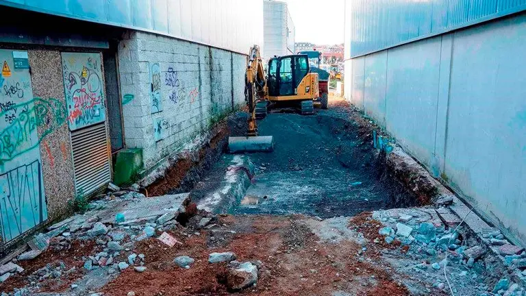 Obras de las aceras en el pol&iacute;gono de Cros, en Camargo.