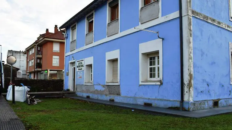 La antigua escuela de Parbay&oacute;n, conocida como la Casa Azul, en Pi&eacute;lagos.