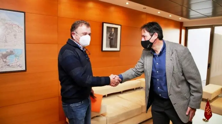 Reunión entre el consejero de Obras Públicas y el alcalde de Valdáliga.