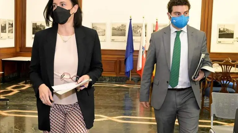 La alcaldesa de Santander, Gema Igual, y el concejal de Empleo, hacen balance de las ayudas.