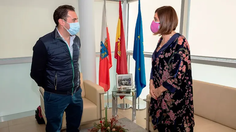 La consejera de Presidencia, Interior, Justicia y Acción Exterior, Paula Fernández Viaña, se reúne con el alcalde de Santiurde de Reinosa, Borja Ramos.