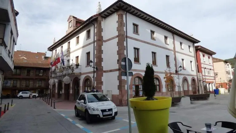 Vista exterior de la Casa Consistorial de Ampuero. R.A.