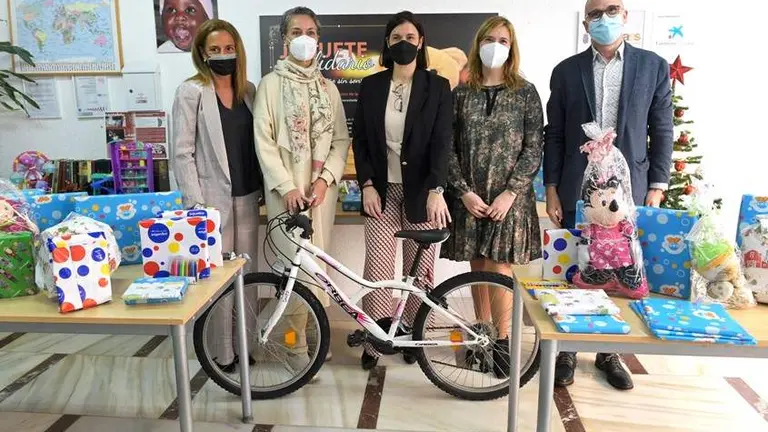 Acto de entrega de los juguetes de la campa&ntilde;a solidaria en Santander.