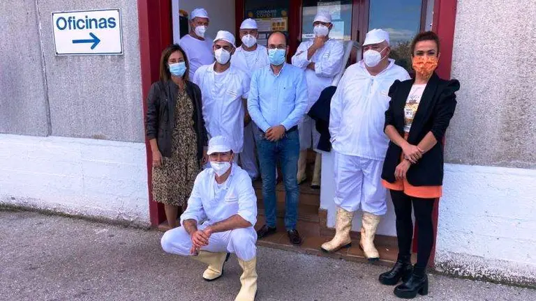 Personal en las instalaciones del Matadero de Torrelavega.