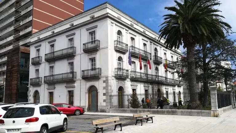 Vista de la Casa Consistorial de Laredo. R.A.