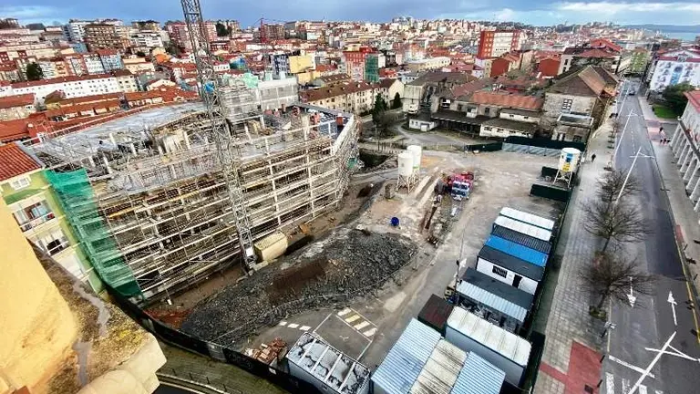 Vista de las obras de las 66 viviendas de promoci&oacute;n oficial en la calle Alta, en Santander.