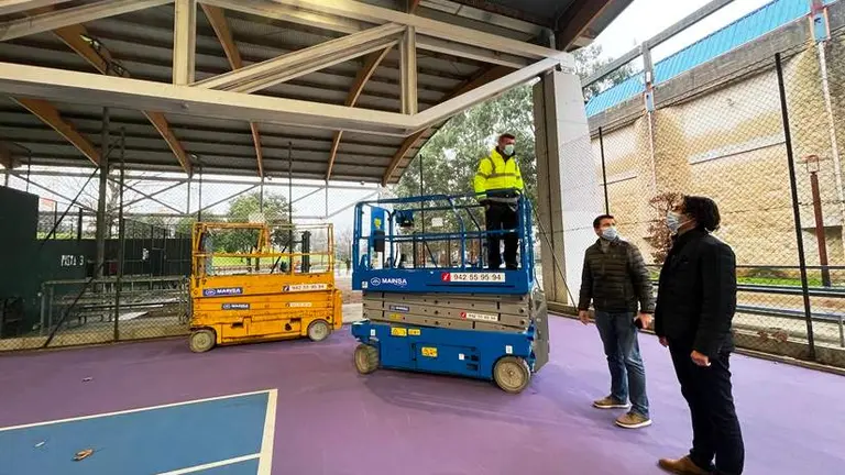Un momento de la colocaci&oacute;n del alumbrado led en las instalaciones deportiva de Astillero.