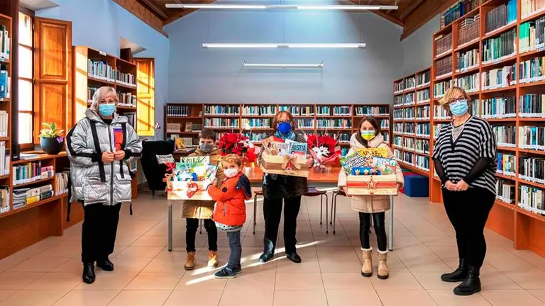 Los premiados recibieron la cesta e libros en la biblioteca de Polanco.