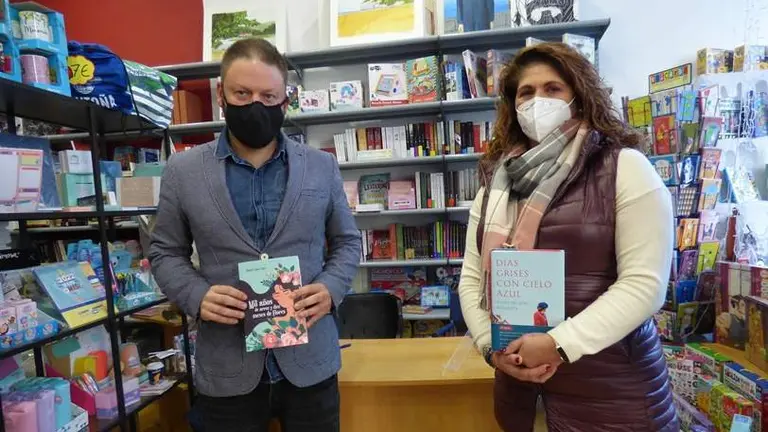 Los dos escritores c&aacute;ntabros en la librer&iacute;a ancora, en Santo&ntilde;a. R.A.