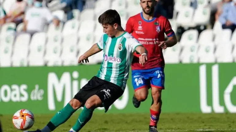 El jugador del Racing de Santander,Pablo Torre, en los Campos de Sport.