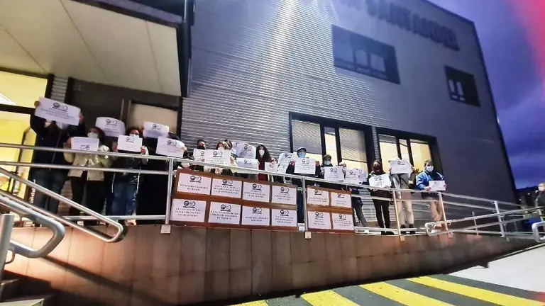 Concentración de los trajadores en la sede de la empresa en Santander.