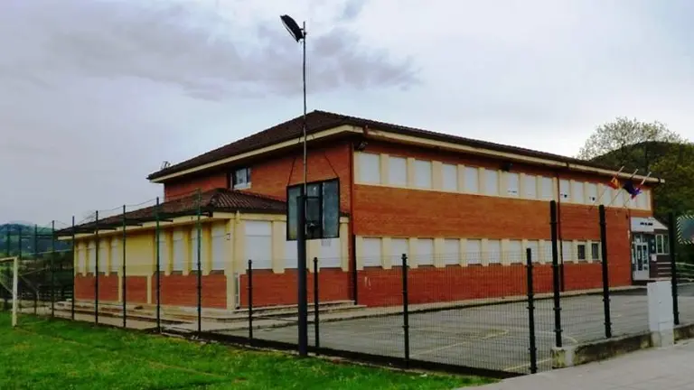 Colegio público en Hazas de Cesto. R.A.