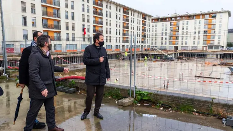 El consejero de Obras P&uacute;blicas, Jos&eacute; Luis Gochicoa, visita el aparcamiento de Nueva Monta&ntilde;a.