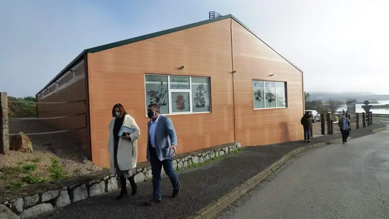 El paseo peatonal que accede al Centro El Pico, en Argoños. R.A.