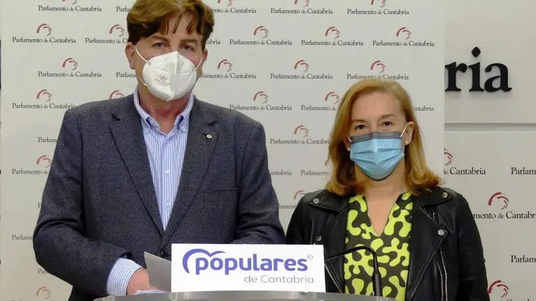 La secretaria autonómica del PP, María, y el diputado regional , Pedro Gómez