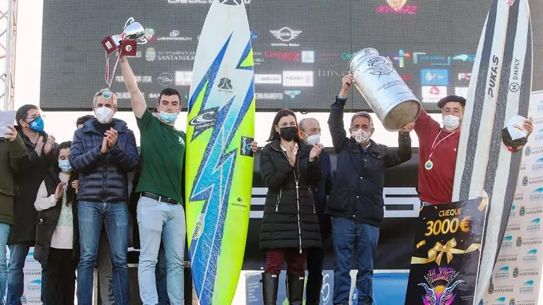 Las autoridades pol&iacute;ticas entregaron los premios de la Vaca Gigante.