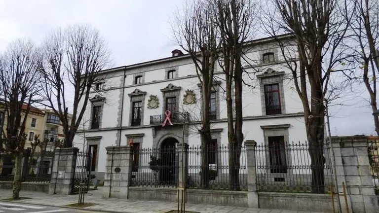 Vista exterior de la Casa Consistorial de Santoña. R.A.