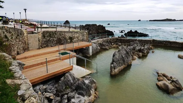 Piscinas naturales en Quejo, en Isla. R.A.