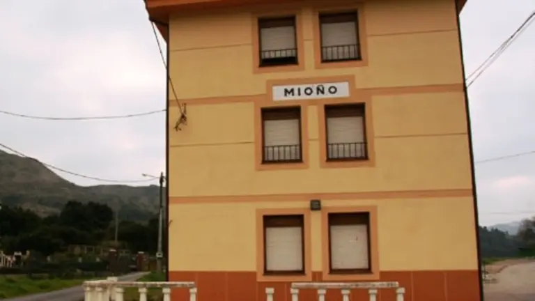 Edificio de Mio&ntilde;o estaci&oacute;n, en Castro Urdiales.