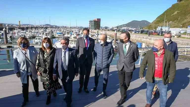 Las autoridades pol&iacute;ticas en el puerto de Laredo.