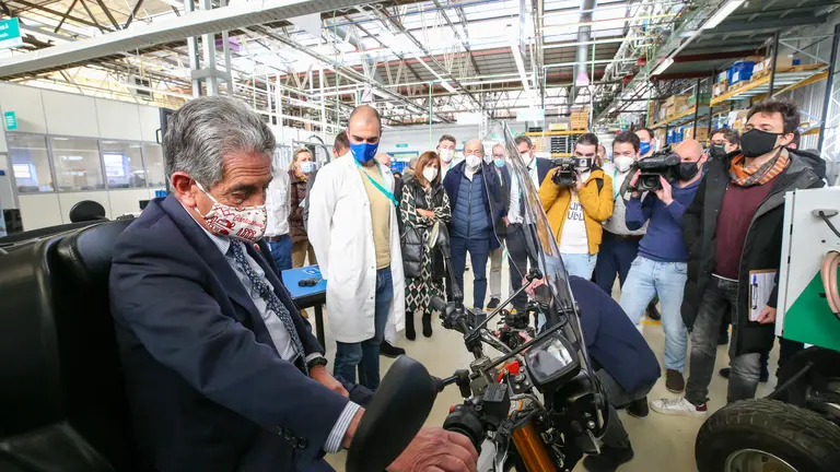 Las autoridades políticas visitan ala empresa en Treto.