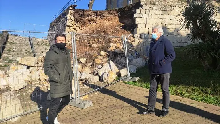 Los concejales del PRC junto al muro de la iglesia de Pe&ntilde;acastillo.