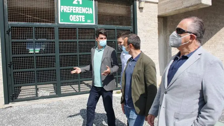 El portavoz del PSOE en el Ayuntamiento, Daniel Fern&aacute;ndez, en los Campos de Sport.