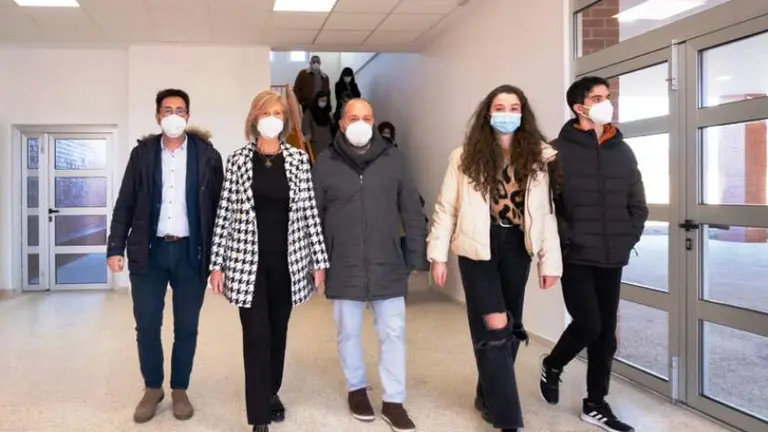 Pol&iacute;ticos, direcci&oacute;n del centro y alumnos durante la visita.