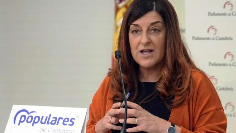 La presidenta del PP cántabro, María José Saénz de Buruaga en rueda de prensa.