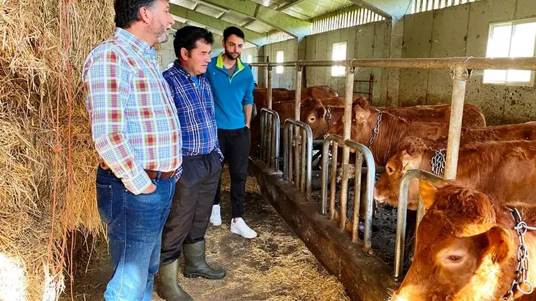 El portavoz de Vox, Cristóbal Palacio, visita una estabulación ganadera.