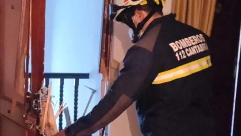 El Servicio de Emergencias abrió la puerta de la casa en Sarón.