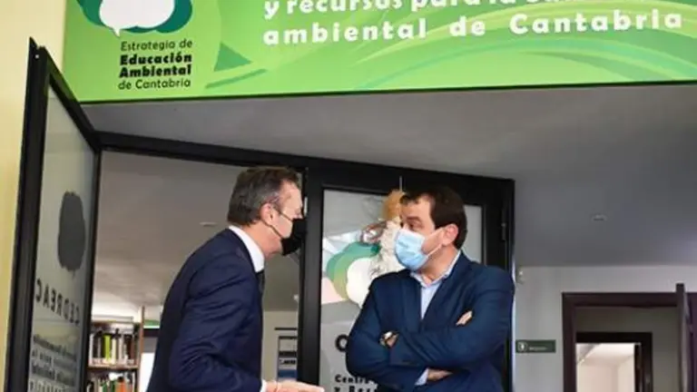 El consejero de medio Ambiente, Guillermo Blanco, en el centro.