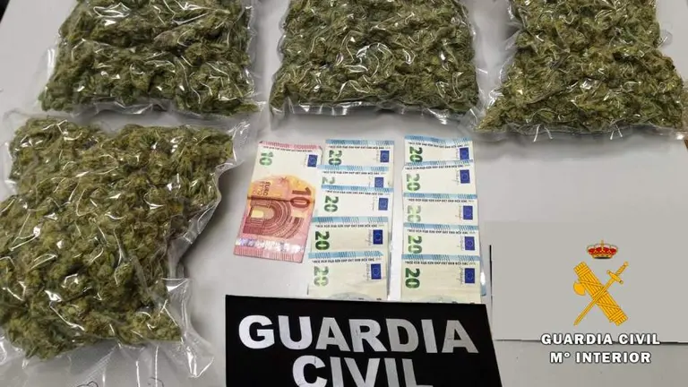 La droga envasada que llevaba el detenido.