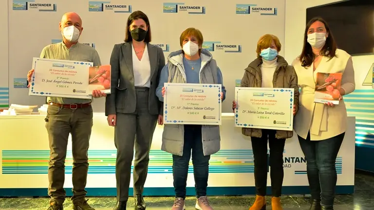 Acto de entrega de los premios por parte e la alcaldesa de Santander.