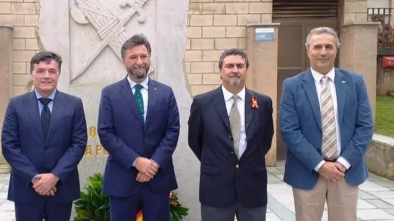 El diputado regional, Cristóbal palacio y los concejales de Vox.