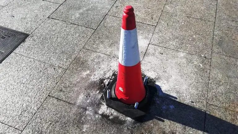 Estado que presentan algunas farolas en Santander.