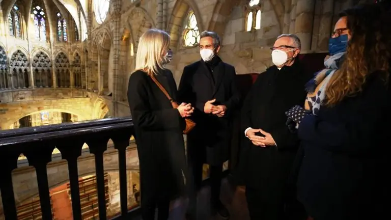 Las autoridades pol&iacute;ticas y el Obispo visitaron las obras de la iglesia de Santa Mar&iacute;a, en Castro Urdiales.