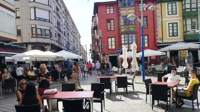 Terrazas en la Plaza del Peralvillo, en Santoña. R.A.