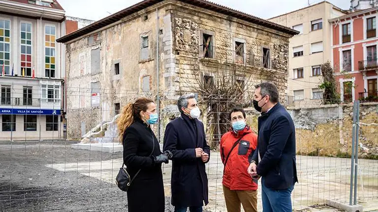 Las autoridades políticas visitan las obras de reforma de la cubierta del Palacio de Chiloeches, en Santoña.
