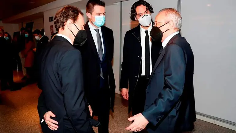 El alcalde de Astillero y el alcalde ped&aacute;neo de Guarnizo junto al presidente del Real Madrid, Florentino P&eacute;rez, y el director de Relaciones Institucionales, Emilio Butrague&ntilde;o.