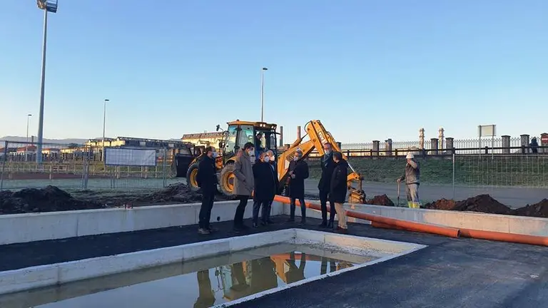 Las autoridades políticas visitan las obras del modulo atletismo.