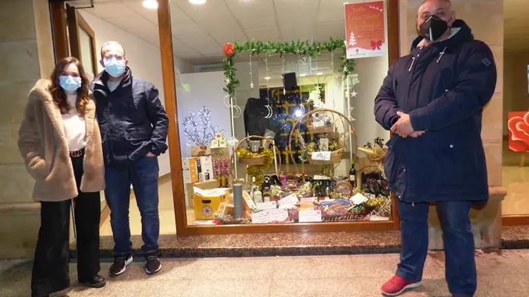 El presidente de la Asociaci&oacute;n de Empresarios, Jorge Gonz&aacute;lez, con los ganadores. R.A