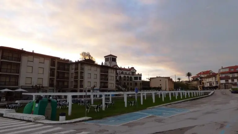 Zona de aparcamiento cercano a la playa de Comillas. R.A.