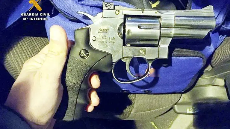 El arma que portaba el hombre detenido por las amenazas en el bar de Reinosa.