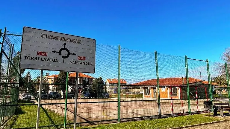 Terreno anexo al centro de salud de Polanco que se cederá para la ampliación.